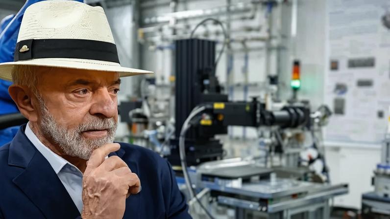 do acelerador de partículas Sirius funciona como um “supermicroscópio” capaz de analisar estruturas em escala atômica; na imagem, o presidente Luiz Inácio Lula da Silva (PT) no centro de pesquisa em Campinas