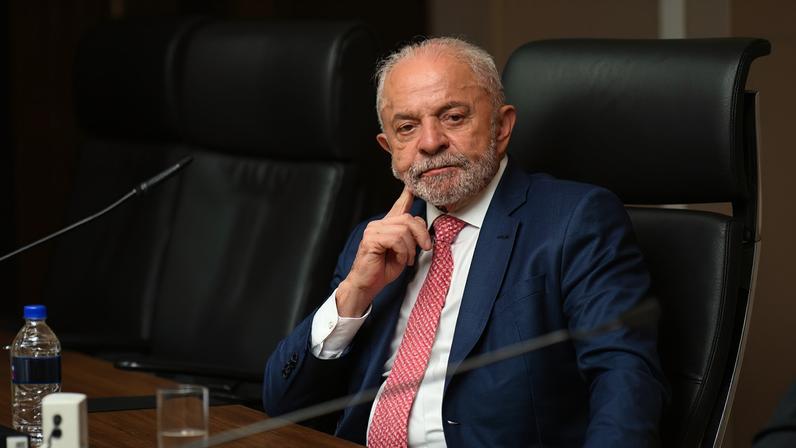 O presidente Lula e o presidente do Senado, Davi Alcolumbre, na cerimônia de posse de Odair Cunha no TCU
