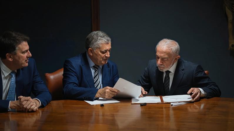 O texto estabelece que os governos federal, estaduais e municipais poderão regulamentar e promover ações para fortalecer o trabalho das artesãs e dos artesãos