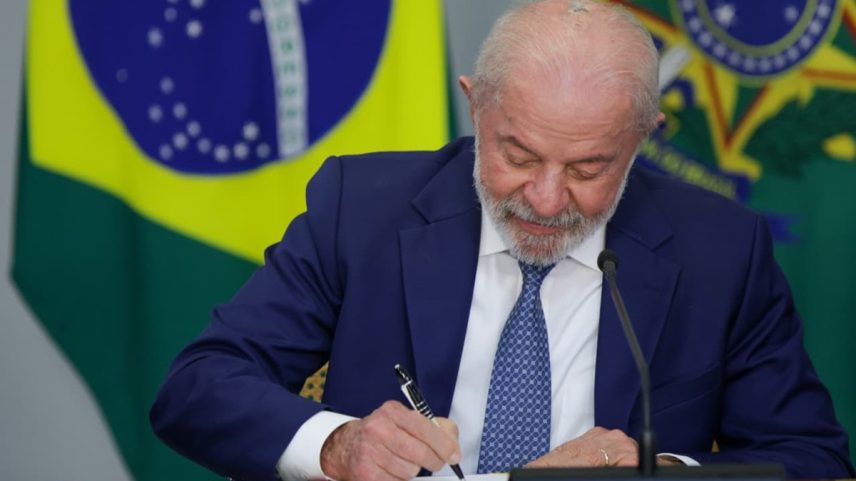 imagem colorida de lula assina medida provisória que acaba com a taxa das blusinhas