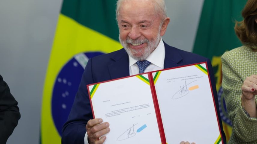 imagem colorida de lula assinando mp que põe fim a taxa das blusinhas