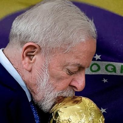 PT publica foto de Lula beijando taça da Copa após convocação