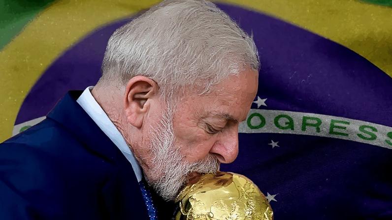 PT publica foto de Lula beijando taça da Copa após convocação