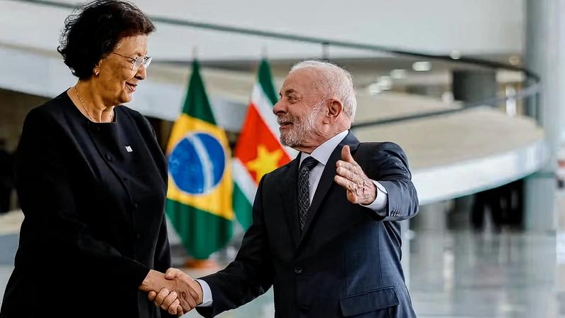 Presidente Luiz Inácio Lula da Silva em cerimônia oficial de chegada da presidente do Suriname, Jennifer Simons, ao Palácio do Planalto