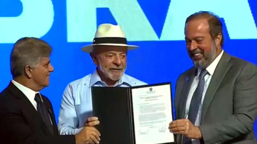 Lula e Alexandre Silveira (ministro de Minas e Energia) após assinatura de contrato