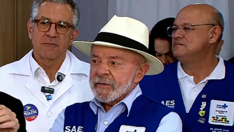 Imagem colorida mostra o presidente Lula vestindo um colete do Sistema Único de Saúde (SUS)