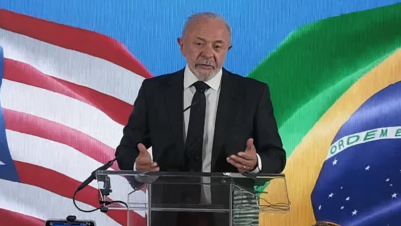 Presidente Luiz Inácio Lula da Silva falando na Embaixada do Brasil nos Estados Unidos