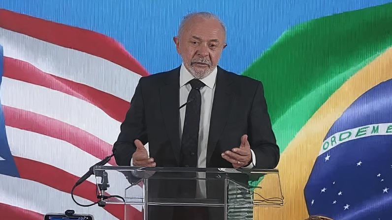 Presidente Luiz Inácio Lula da Silva falando na Embaixada do Brasil nos Estados Unidos