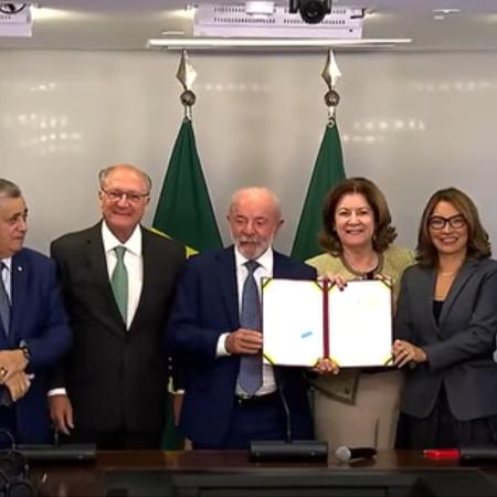 Lula exibe MP após assinatura da medida que zera alíquota sobre a taxa das blusinhas