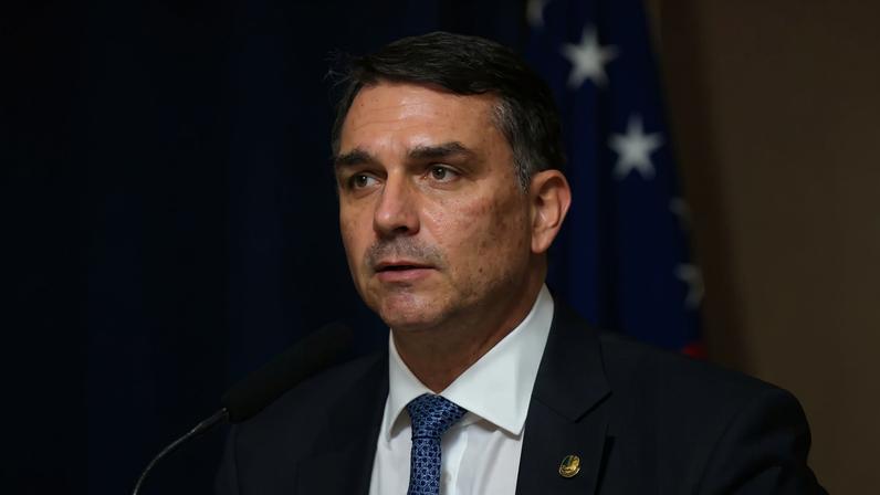 Os pré-candidatos Luiz Inácio Lula da Silva (PT) e Flávio Bolsonaro (PL) se colocam ao eleitor como rivais do "sistema". (Foto: Fotomontagem Gazeta do Povo (Ricardo Stuckert/PR e Andressa Anholete/Agência Senado))