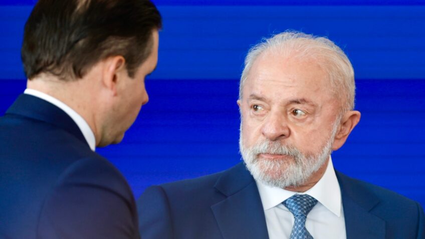 o presidente da República, Luiz Inácio Lula da Silva, e o presidente da Câmara, Hugo Motta, em cerimônia no Planalto nesta 2ª feira (13.mai). Os presidente fecharam acordo para avançar com a PEC do fim da escala 6 X 1 e a regulamentação da nova jornada de trabalho