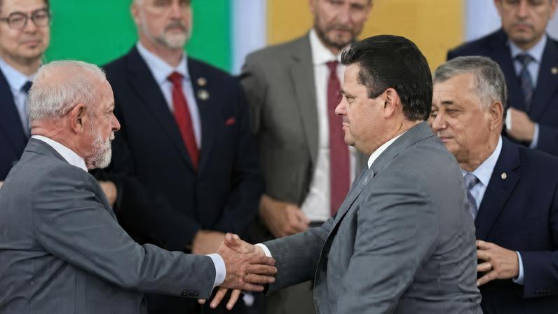 Luiz Inácio Lula da Silva (PT), Hugo Motta (Republicanos-PB) e Davi Alcolumbre (União-AP) durante cerimônia de posse no Palácio do Planalto, em Brasília
