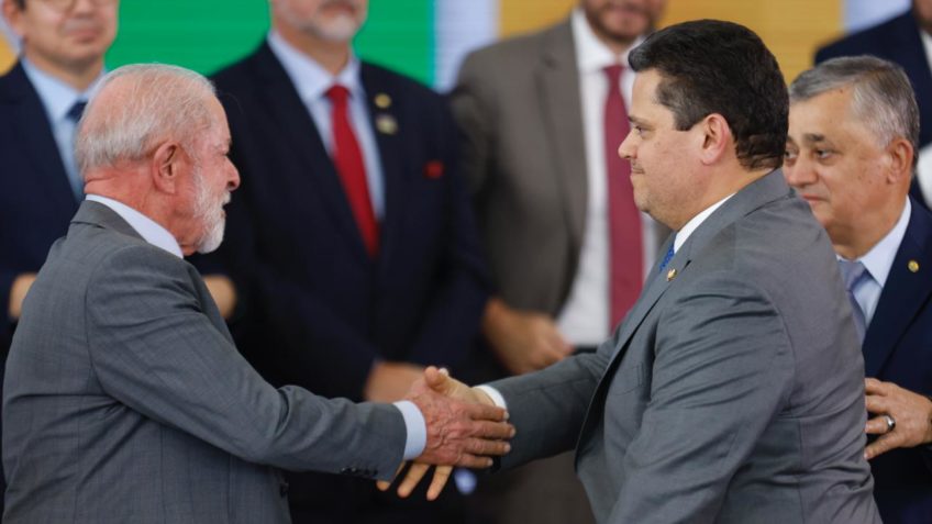 O presidente da República, Luiz Inácio Lula da Silva (PT) e presidente do Senado, Davi Alcolumbre (União-AP) durante cerimônia de posse no Palácio do Planalto, em Brasília