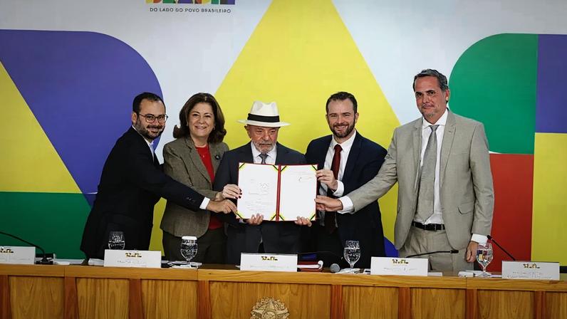 Desenrola 2, anunciado por Lula (no centro da foto) permite renegociar dívidas bancárias contratadas até 31 de janeiro de 2026
