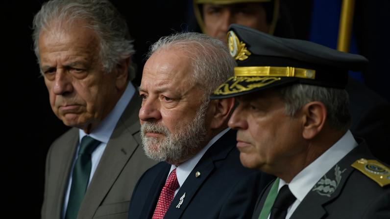 O Ministério da Defesa foi o mais afetado pelo bloqueio. Na imagem: O ministro José Múcio, Lula e o comandante do Exército, Tomás Paiva. (Foto: Marcelo Camargo/Agência Brasil)
