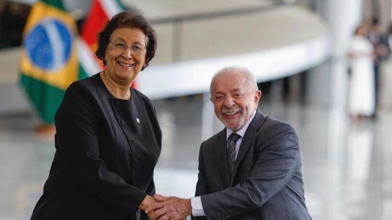 Lula recebeu a presidente surinamese Jennifer Geerlings-Simons para almoço no Planalto; em seguida, foram para o Itamaraty
