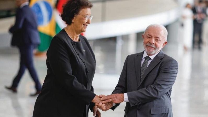 Na imagem, o presidente Lula e a presidente do Suriname, Jennifer Geerlings-Simons