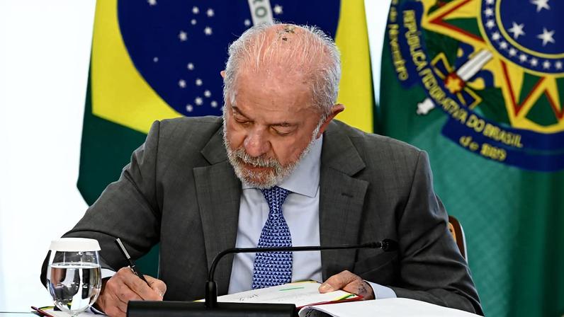 O presidente Luiz Inácio Lula da Silva sancionou a lei que institui o Dia Nacional em Memória das Vítimas da Covid-19