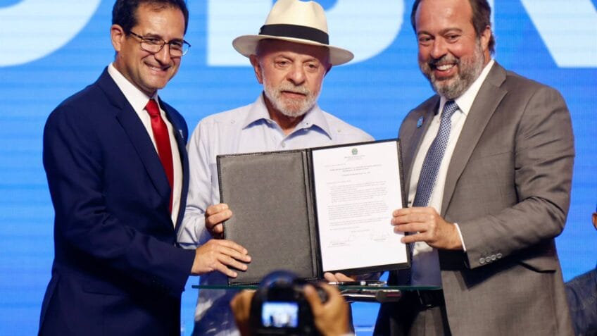O presidente Lula (centro) e o ministro de Minas e Energia, Alexandre Silveira (dir.), assinaram nesta 6ª feira (8.mai.2026) as renovações das concessões de 14 distribuidoras de energia