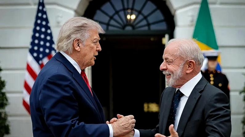 Trump quer fechar acordos em setores que os EUA concorrem com o Brasil; na imagem, Trump cumprimentando Lula