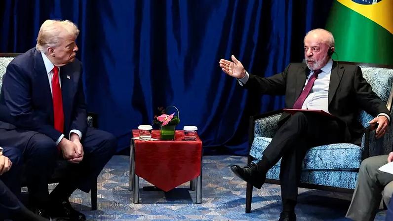 Lula e Trump durante reunião na Malásia (26/10/2025)