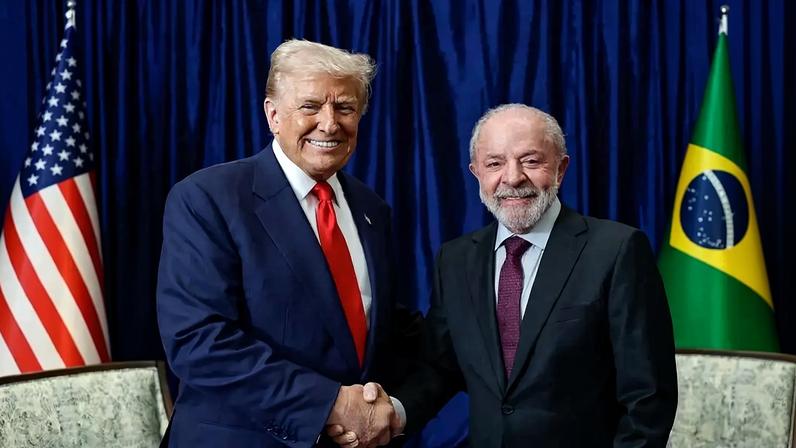 O presidente dos Estados Unidos, Donald Trump, e o presidente Lula, no tão aguardado encontro entre os dois chefes de Estado, na Malásia (26/10/2025)