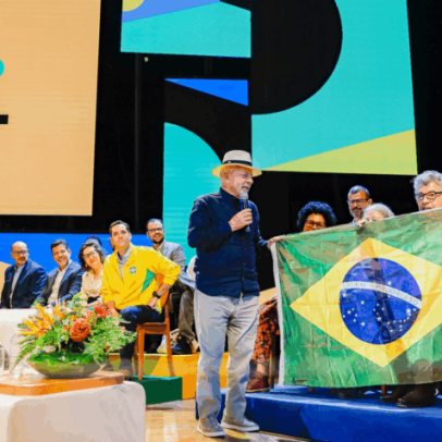 Lula pede que esquerda use verde e amarelo na Copa contra fascistas