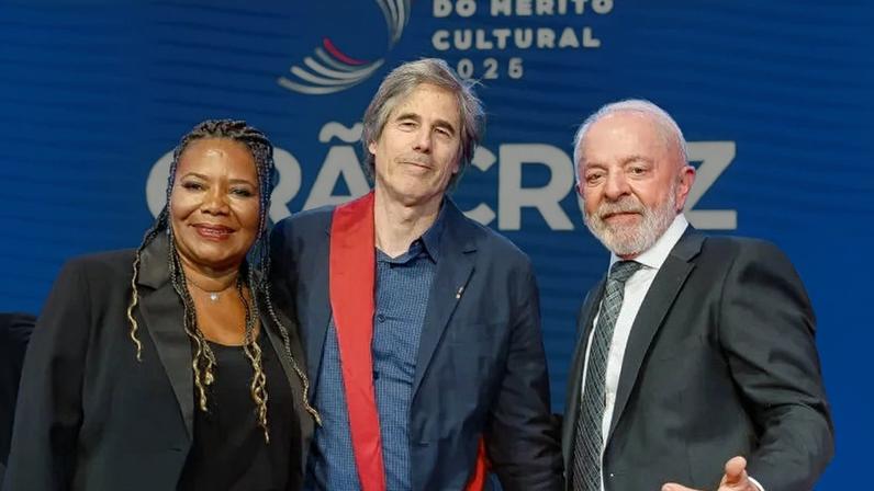 O presidente Luiz Inácio Lula da Silva e a ministra da Cultura, Margareth Menezes, ao lado do diretor Walter Salles