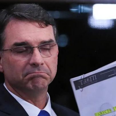 Flávio Bolsonaro discute renúncia com o pai e tenta conter danos no PL