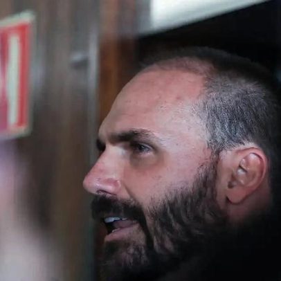 Eduardo Bolsonaro muda versão e afirma ter recebido US$ 50 mil para filme do pai