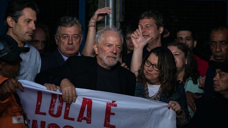 Lula deixa a prisão depois de 580 dias de carceragem, em 8 de novembro de 2019