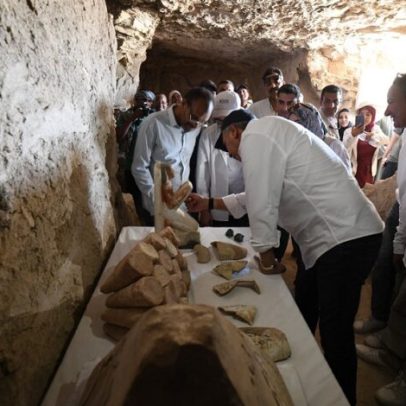 Egito revela tumba oculta com sarcófagos de 3.500 anos em Luxor