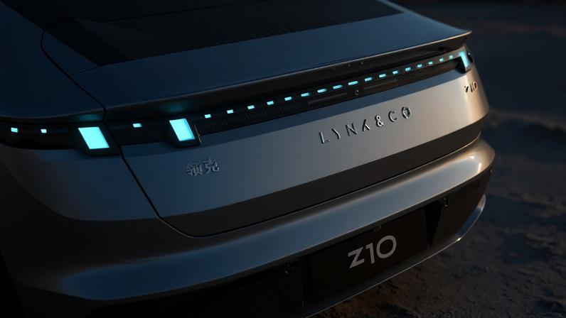 Lynk & Co Z10 com a luz turquesa ativada