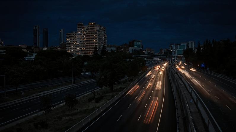 O avanço do transporte clandestino contratado por aplicativo coloca em risco a segurança de quem viaja, diz a articulista; na imagem, vista aérea de uma rodovia