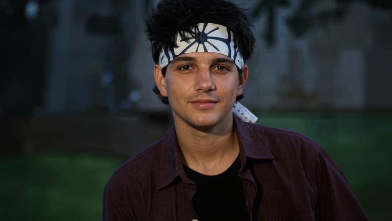 Ralph Macchio nos anos 1980, nas filmagens de 'Karatê Kid: A Hora da Verdade' e na década de 2020, em meio às filmagens de 'Cobra Kai' e 'Karatê Kid: Lendas'