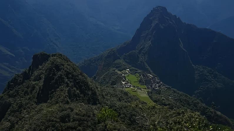 Vista da antiga cidade inca de Machu Picchu a partir do topo da montanha de Machu Picchu, em 20 de abril de 2022. Um turista australiano morreu após cair em um desfiladeiro enquanto fazia a trilha inca para Machu Picchu, no Peru.