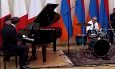Presidente da França, Emmanuel Macron, e primeiro-ministro da Armênia, Nikol Pashinyan, tocando e cantando juntos em um jantar oficial