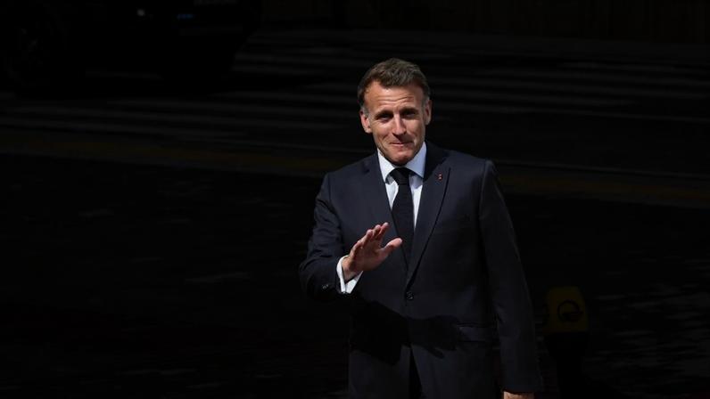 O presidente da França, Emmanuel Macron, na chegada à 8ª cúpula da Comunidade Política Europeia em Yerevan, na Armênia, nesta segunda-feira (4) (Foto: HAYK BAGHDASARYAN/EFE/EPA)
