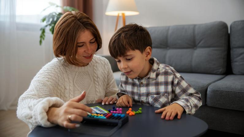 A profissão da mãe pode aumentar as chances do diagnóstico de autismo no filho? Pesquisa responde — Foto: Magnific