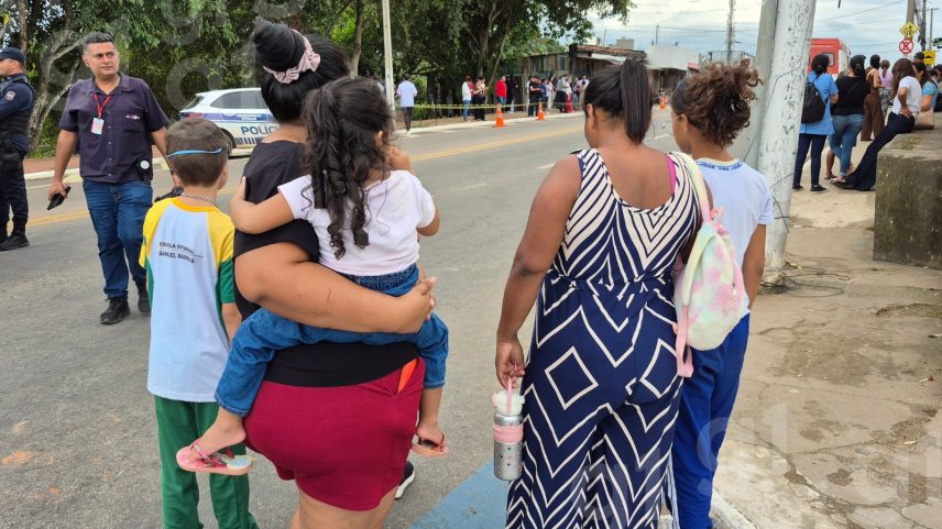 Aluna permaneceu no local à espera de informações sobre o ataque junto à mãe — Foto: Walace Gomes/g1