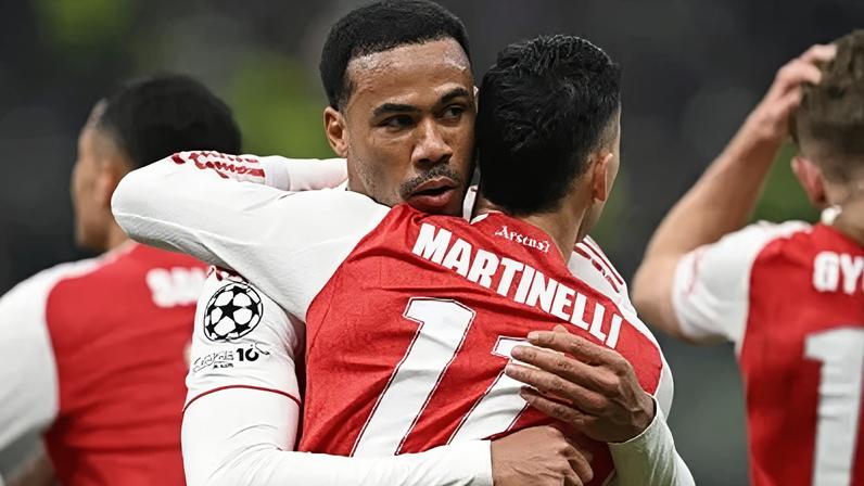 Gabriel Magalhães e Martinelli comemoram gol do Arsenal; os dois vão representar a Seleção Brasileira na Copa do Mundo