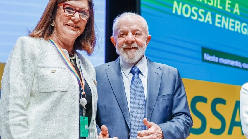 Magda Chambriard e Lula na cerimônia de posse da executiva como CEO da Petrobras nesta 4ª feira (19.abr.2024)