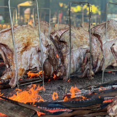 Maior churrasco do Dia do Trabalho do mundo tem 600 costelas na brasa