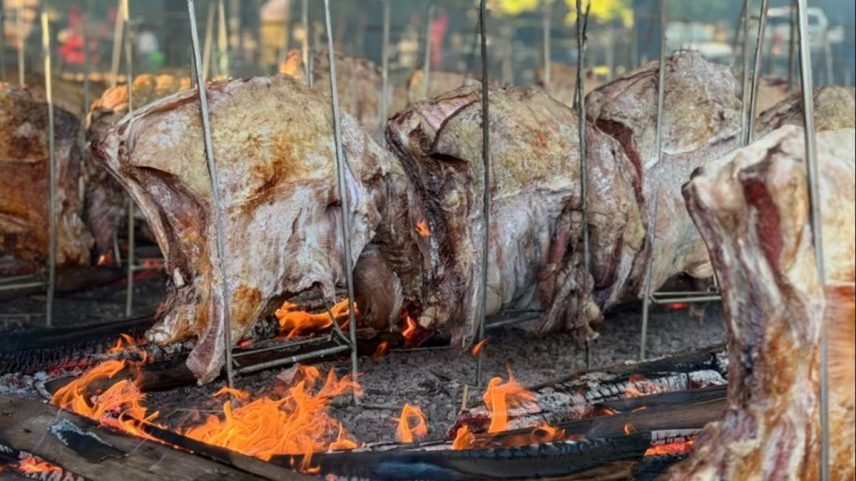 Maior churrasco do Dia do Trabalhador assa 600 costelas