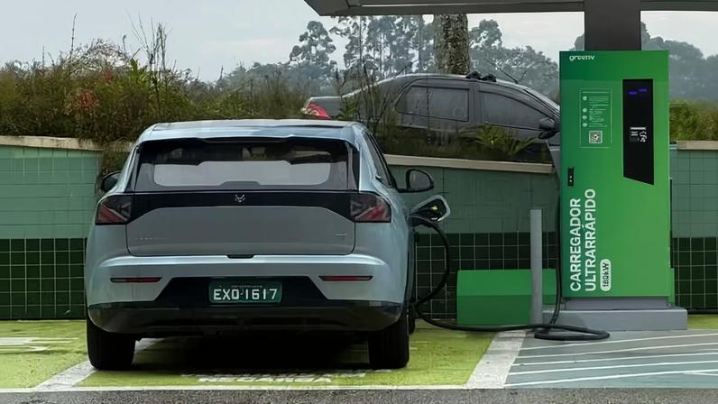 Baic Arcfox T1 tem testes no Brasil