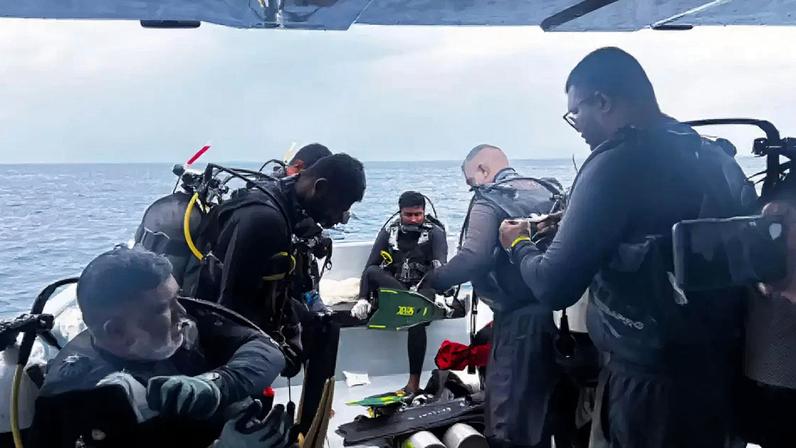 Mergulhador major Mohammed Mahudhee enquanto ajudava nas buscas