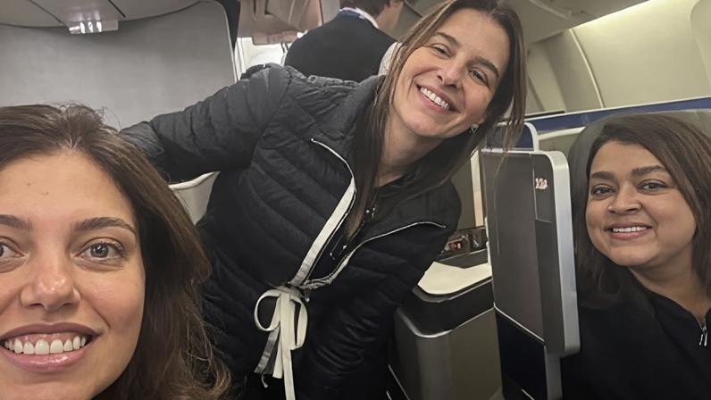 Preta Gil, junto a amigas, na primeira viagem aos EUA para tratamento contra cancêr