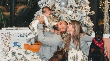 Maluma posa em clima de Natal com a família