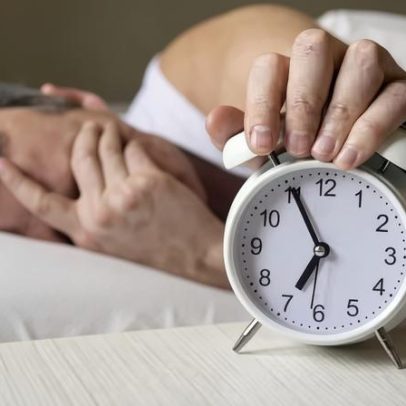 Dormir no mesmo horário todo dia pode retardar envelhecimento, aponta estudo