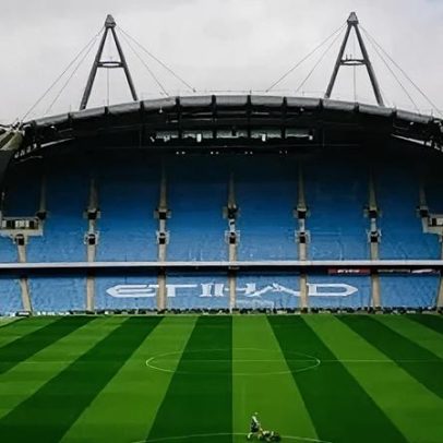 Manchester City homenageia Guardiola com estátua e setor nomeado